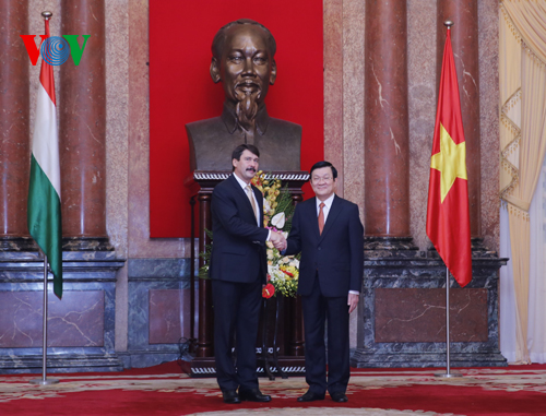 ประธานาธิบดีฮังการีเสร็จสิ้นการเยือนเวียดนาม