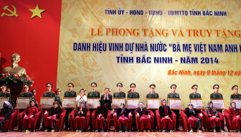 รองประธานประเทศเวียดนามเหงียนถิยวานมอบหนังสือประกาศเกียติคุณคุณแม่วีรชนเวียดนามในจังหวัดบั๊กนิงห์