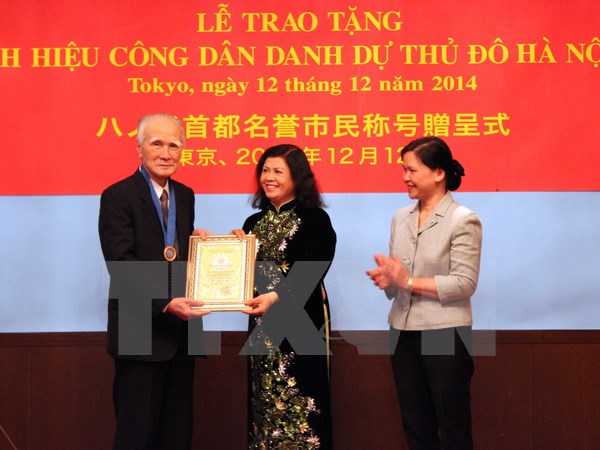 มอบประกาศเกียรติคุณ “พลเมืองกิติมศักดิ์ของนครหลวงฮานอย” ให้แก่อดีตนายกรัฐมนตรีญี่ปุ่น