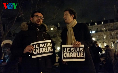 ผู้ต้องสงสัยก่อเหตุกราดยิงใส่สำนักงานนิตยสารชาร์ลี เอ็บโด 1 คนได้เข้ามอบตัวกับตำรวจแล้ว