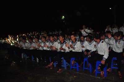 คณะผู้แทนกองทัพเรือภาค 4 เยี่ยมเยือนและมอบของขวัญให้แก่ทหารและประชาชนอำเภอเกาะเฉื่องซาหรือสเปรตลี่ย์