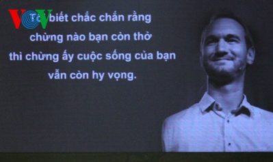 นิค วูจิซิค พูดคุยกับเด็กๆในนครโฮจิมินห์