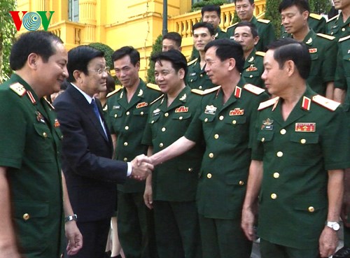 ประธานประเทศเจืองเติ๊นซางพบปะกับเจ้าหน้าที่และครูอาจารย์ดีเด่นของสถาบันพลาธิการ