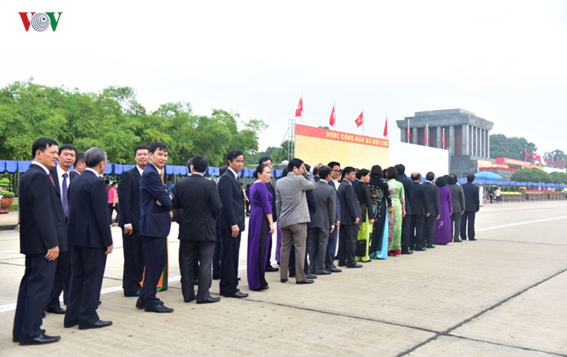 ผู้นำสถานีวิทยุเวียดนามไปวางพวงมาลาที่สุสานประธานโฮจิมินห์