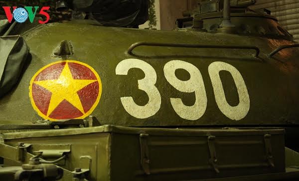 ภาพรถถังรหัส 390 บุกพังประตูทำเนียบเอกราชเมื่อเที่ยงวันที่ 30 เมษายนปี 1975