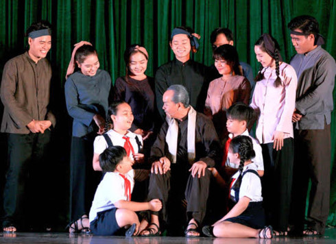 ภาพลักษ์ที่เป็นกันเองของประธานโฮจิมินห์ในบทละคร “ร่องรอย”