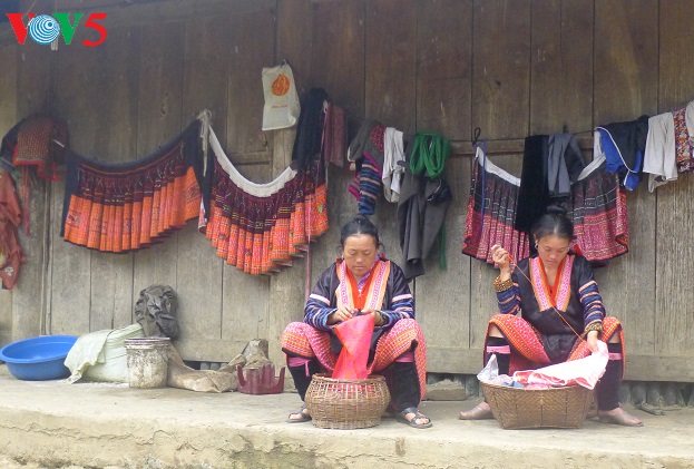 ศิลปะการทอลายผ้าพื้นเมืองของชนกลุ่มน้อยเผ่าม้ง – มรดกวัฒนธรรมนามธรรมของเวียดนาม