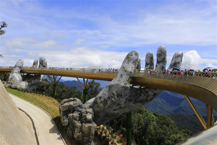 สื่อนานาชาติชื่นชมสะพานทองของ Sun World Ba Na Hills