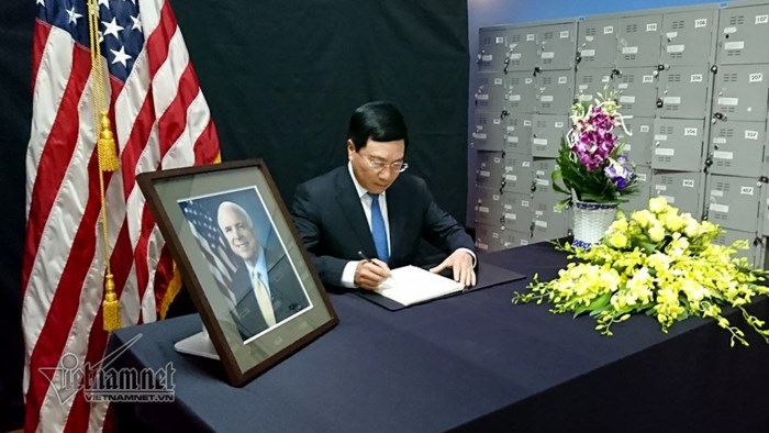 ส.ว. John McCain ผู้ที่มีส่วนร่วมเป็นอย่างมากในการกำหนดความสัมพันธ์หุ้นส่วนในทุกด้านระหว่างเวียดนามกับสหรัฐ