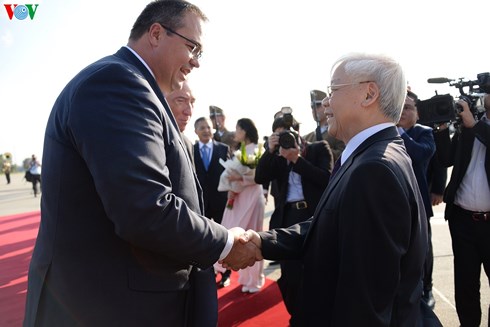 เลขาธิการใหญ่พรรคฯเหงียนฟู้จ่องเริ่มการเยือนประเทศฮังการีอย่างเป็นทางการ