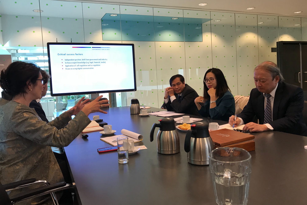 คณะกรรมการประชาสัมพันธ์และให้การศึกษาส่วนกลางเยือนประเทศเนเธอร์แลนด์