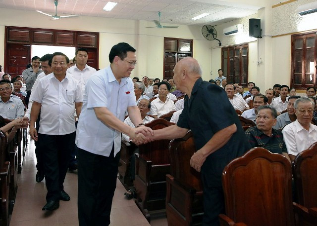 รองนายกรัฐมนตรี เวืองดิ่งเหวะ พบปะกับผู้มีสิทธิ์เลือกตั้งในจังหวัดห่าติ๋ง