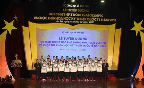 กระทรวงศึกษาและฝึกอบรมยกย่องสดุดีนักเรียนมัธยมที่คว้าเหรียญโอลิมปิก