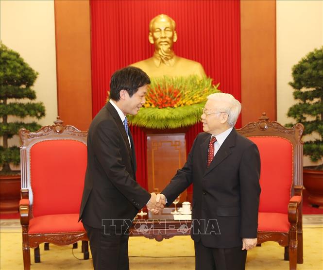 เลขาธิการใหญ่พรรค ประธานประเทศ เหงียนฟู้จ่อง ให้การต้อนรับส.ส. Kentaro Sonoura ทูตพิเศษของนายกรัฐมนตรีญี่ปุ่น