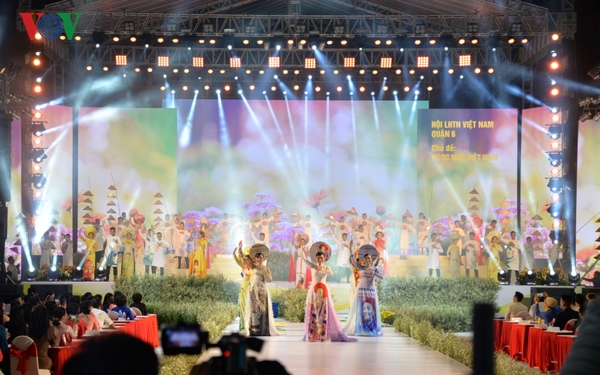 ต้อนรับวันสตรีสากลและการแสดงชุดเสื้อยาวประจำชาติ ณ นครโฮจิมินห์