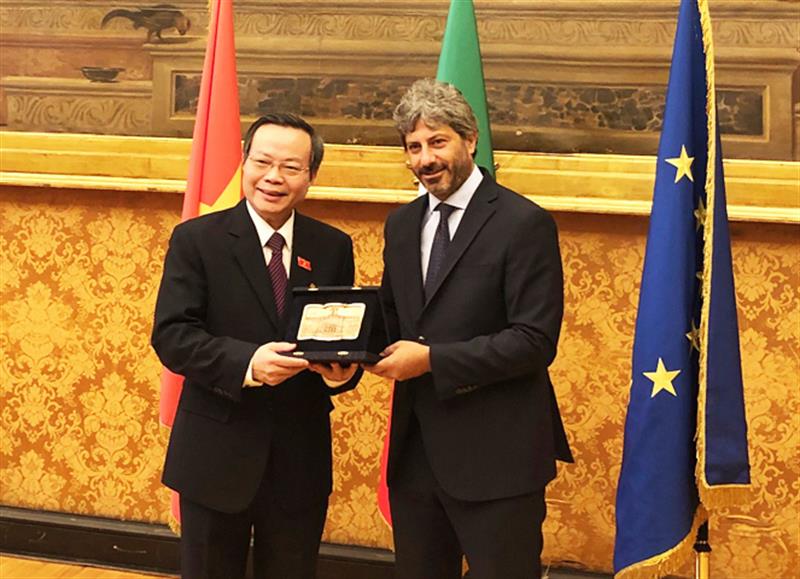 รองประธานสภาแห่งชาติ ฝุ่งก๊วกเหียน พบปะหารือกับผู้นำวุฒิสภาอิตาลี