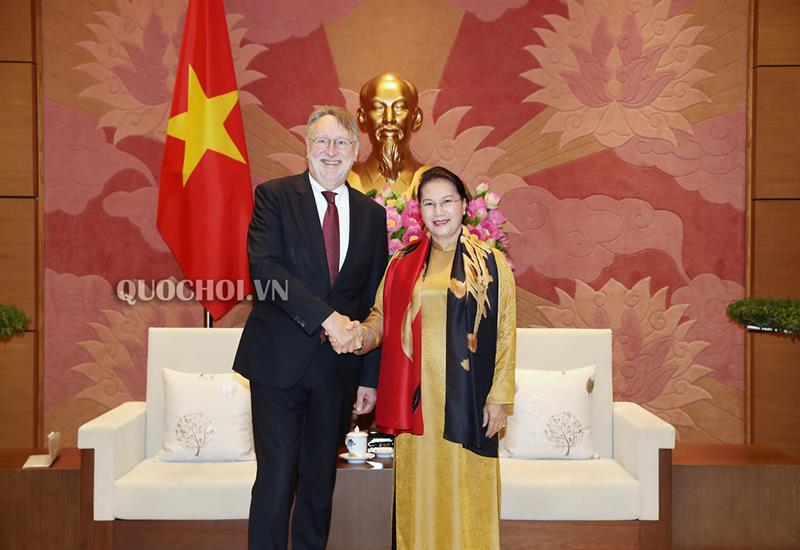 ประธานสภาแห่งชาติ เหงียนถิกิมเงินให้การต้อนรับคณะผู้แทนคณะกรรมการการค้าระหว่างประเทศสังกัดรัฐสภายุโรป