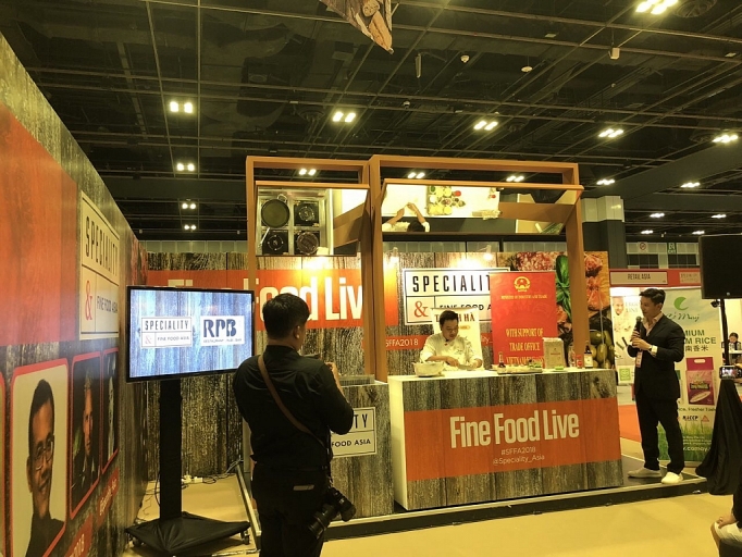 สำนักงานฝ่ายการพาณิชย์เวียดนาม ณ ประเทศสิงคโปร์เดินพร้อมกับสถานประกอบการในการสนับสนุนพลเมืองเวียดนามและแพทย์ในประเทศสิงคโปร์