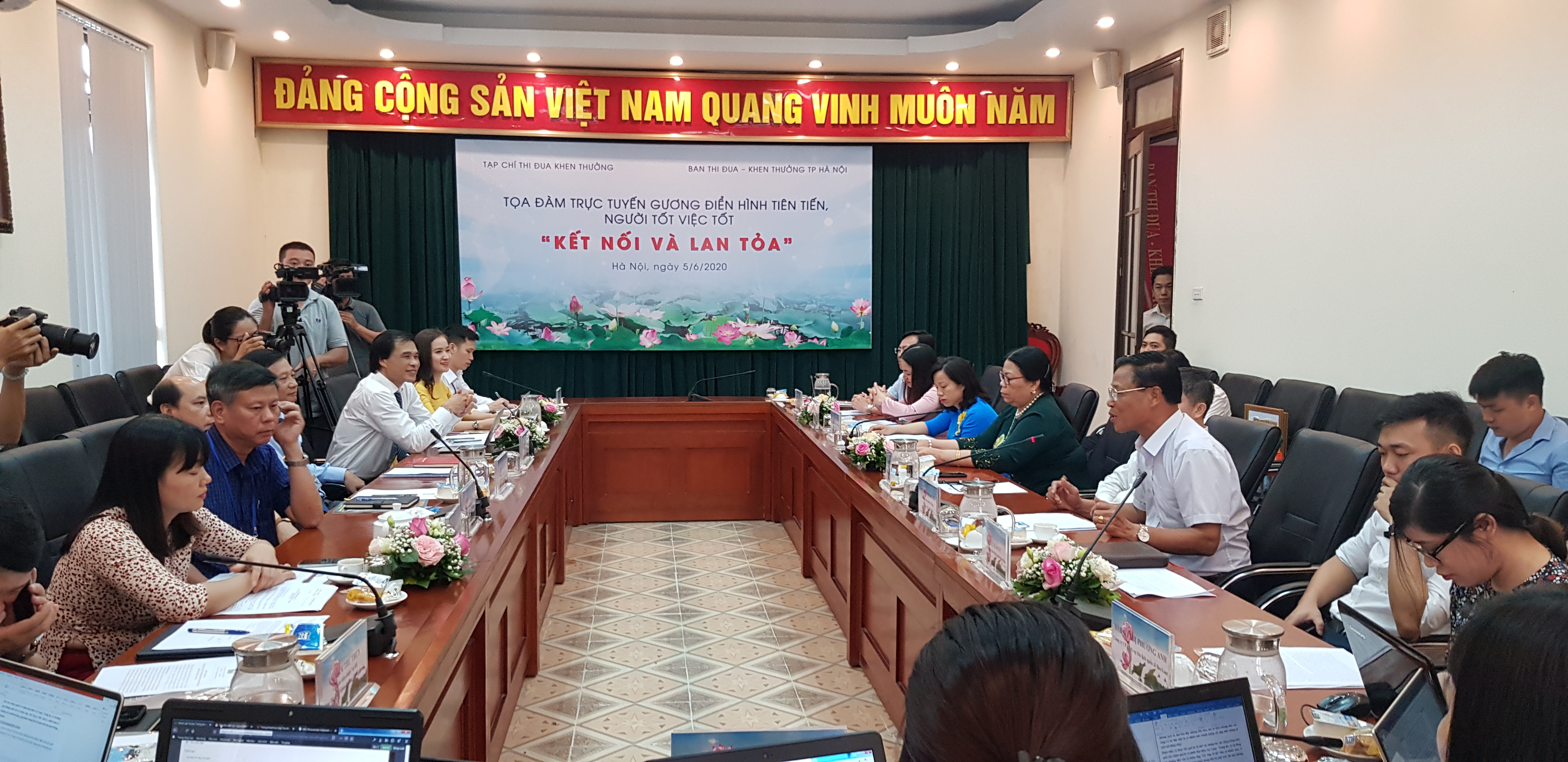 การเสวนาผ่านวิดีโอคอนเฟอเรนซ์ยกย่องสดุดีบุคลตัวอย่างในกระบวนการ “คนดีทำความดี”