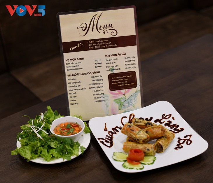 ปอเปี๊ยะเจ “เถิบเถวี่ยน” เมนูเด็ดของร้านอาหาร “หล่างตา”