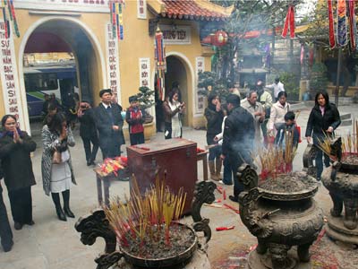 ไปทำบุญที่วัดในวันขึ้นปีใหม่ เอกลักษณ์วัฒนธรรมของชาวเวียดนาม