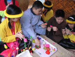 ชาวบ้านThủy Thanh เตรียมตลาดชนบทในวันงาน