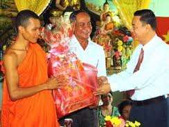 คณะกรรมการชี้นำเขตตะวันตกภาคใต้อวยพรปีใหม่ชนเผ่าเขมร