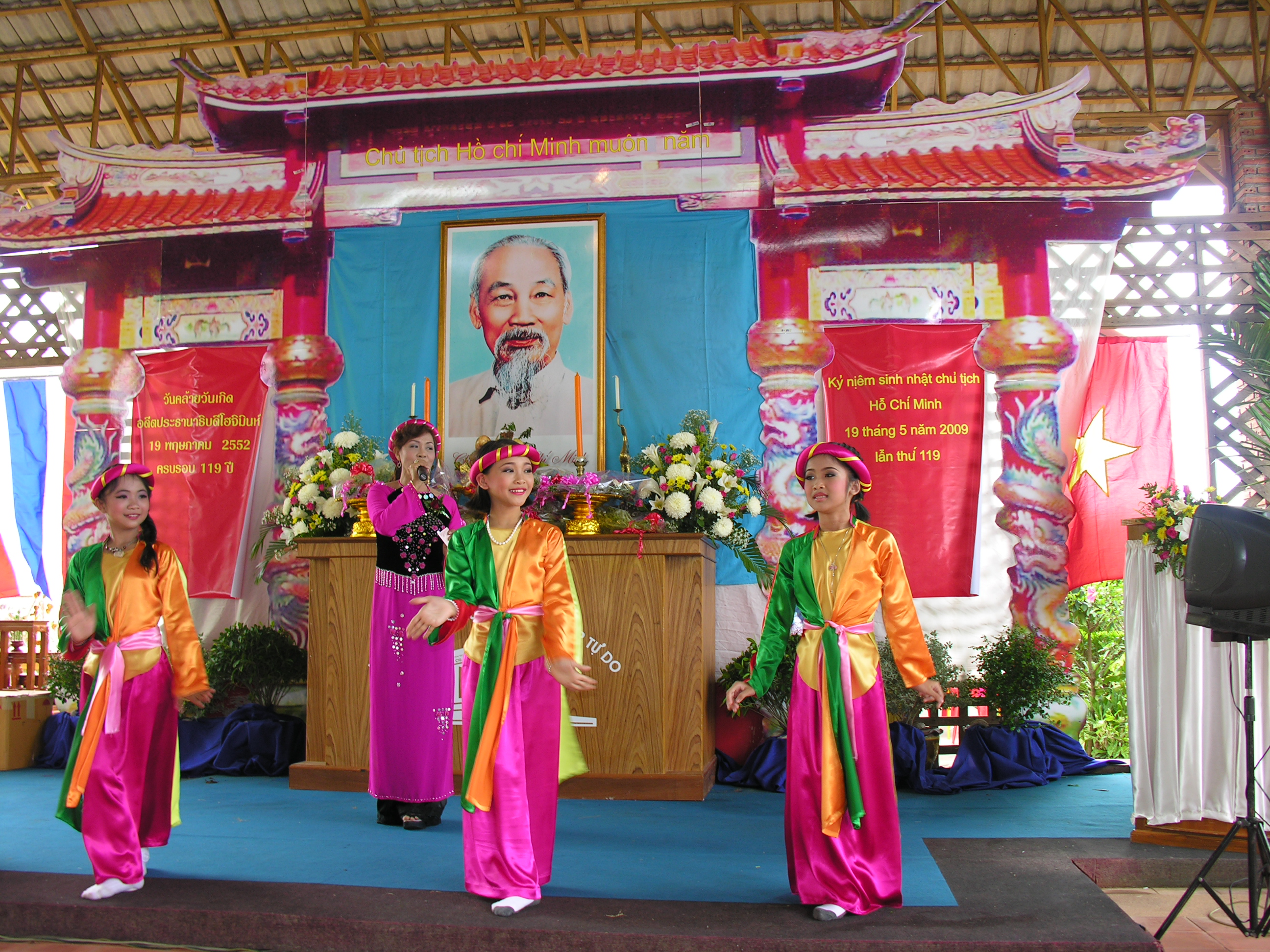 กิจกรรมรำลึกวันคล้ายวันเกิดของประธานโฮจิมินห์ครบรอบ ๑๒๒ ปี ณ หลายประเทศในโลก