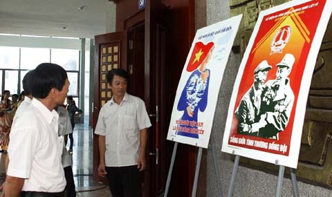 สรุปผลและมอบรางวัลการประกวดภาพโปสเตอร์ในหัวข้อ “น่านฟ้าและเกาะแก่งเวียดนาม”