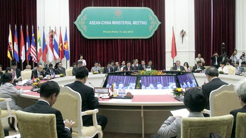 รัฐมนตรีช่วยต่างประเทศPhạm Quang Vinhให้สัมภาษณ์ผู้สื่อข่าวสถานีวิทยุเวียดนาม