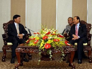 รองนายกรัฐมนตรี เลขาธิการพรรคสาขาและผู้ว่าราชการนครหลวงเวียงจันทร์เยือนเวียดนาม