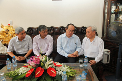 รองนายกรัฐมนตรีNguyễn Thiên Nhânแสดงความสำนึกในบุญคุณต่อผู้ที่บำเพ็ญประโยชน์ต่อชาติบ้านเมือง