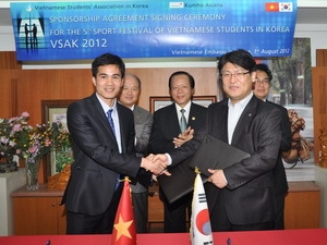 กลุ่มบริษัท Kimho ของสาธารณรัฐเกาหลี(เกาหลีใต้)ให้ความช่วยเหลือนักศึกษาเวียดนามอยู่เสมอ