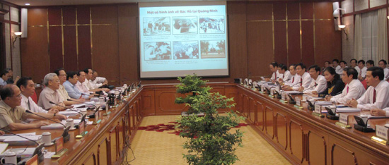 กรมการเมืองพรรคคอมมิวนิสต์เวียดนามมีการแลกเปลี่ยนข้อราชการกับพรรคสาขาจังหวัดQuảng Ninh