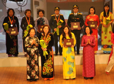 กิจกรรมฉลองครบรอบ๘๒ปีวันก่อตั้งสหพันธ์สตรีเวียดนาม๒๐ตุลาคม