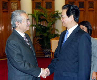 นายกรัฐมนตรีเวียดนามNguyễn Tấn Dũngให้การต้อนรับอดีตนายกรัฐมนตรีมาเลเซียบาดาวี