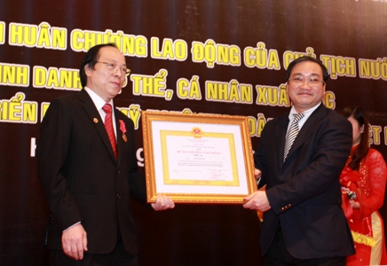 เพิ่มขีดความสามารถในการแข่งขันของผลิตภัณฑ์ศิลปะและเครื่องประดับอัญมณีเวียดนาม