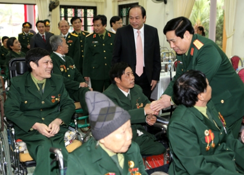 รัฐมตรีกระทรวงกลาโหมอวยพรตรุษเต๊ตทหารทุพพลภาพและทหารเจ็บป่วย