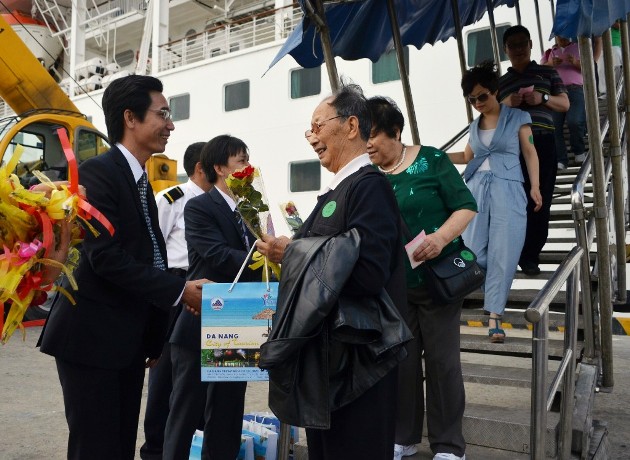 นักท่องเที่ยวต่างชาติกว่า๑๕๐๐คนเยือนดานัง