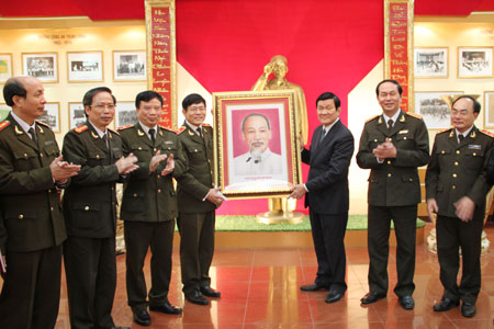 ประธานประเทศเวียดนามตรวจข้อราชการกับสถาบันความมั่นคง