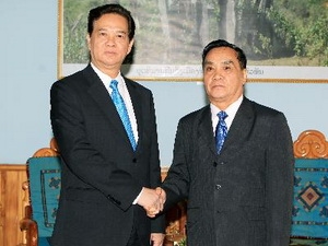 นายกรัฐมนตรีเวียดนามNguyễn Tấn Dũng พบปะกับนายกรัฐมนตรีลาว