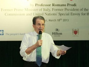 อดีตนายกรัฐมนตรีอิตาลีโรมานโน โปรดี กล่าวปาถกฏาที่สถาบันการทูตเวียดนาม