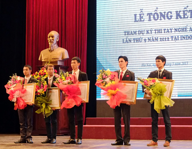 นักเรียนเวียดนามได้ ๕ เหรียญทองในแข่งขันฝีมือแรงงานอาเซียน ครั้งที่๙ ปี๒๐๑๒