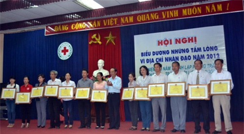 สดุดีคณะและบุคคลดีเด่นในขบวนการช่วยเหลือมนุษยธรรมปี๒๐๑๒