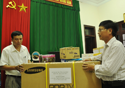 ร้องเพลงพื้นเมืองเว้ให้แก่ทหารและประชาชนในหมู่เกาะTrường Sa หรือเสปรตลี