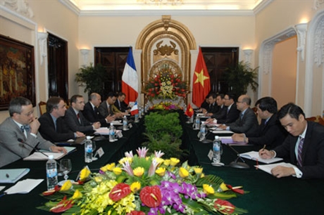 รัฐมนตรีต่างประเทศเวียดนามเจรจากับรัฐมนตรีต่างประเทศฝรั่งเศส