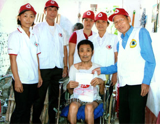 แบ่งเบาความเดือดร้อนให้กับผู้เคราะห์ร้ายจากสารพิษสีส้มไดอ๊อกซิน