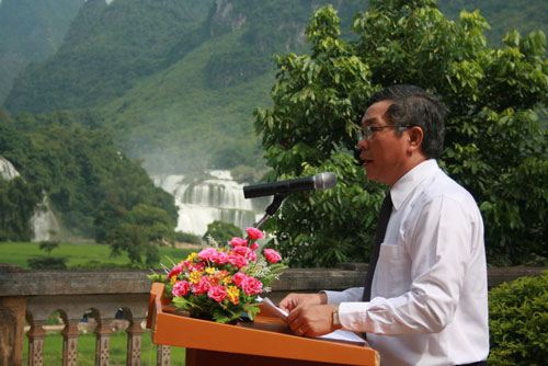 เปิดคอลั่มข่าวให้แก่ต่างประเทศน้ำตกBản Giốc ที่จังหวัดกาวบั่ง