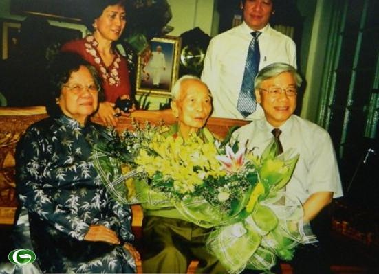 เลขาธิการใหญ่เหงียนฟู้จ่องเยี่ยมเยือนพลเอกหวอเงวียนย๊าป