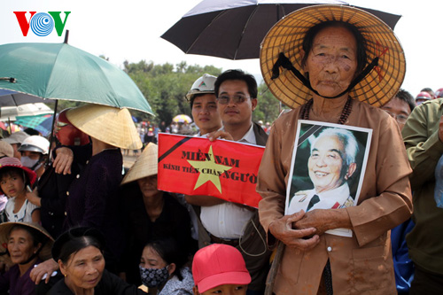 ประชาชนทั่วประเทศส่งพลเอกหวอเงวียนยาปไปสู่สุคติ